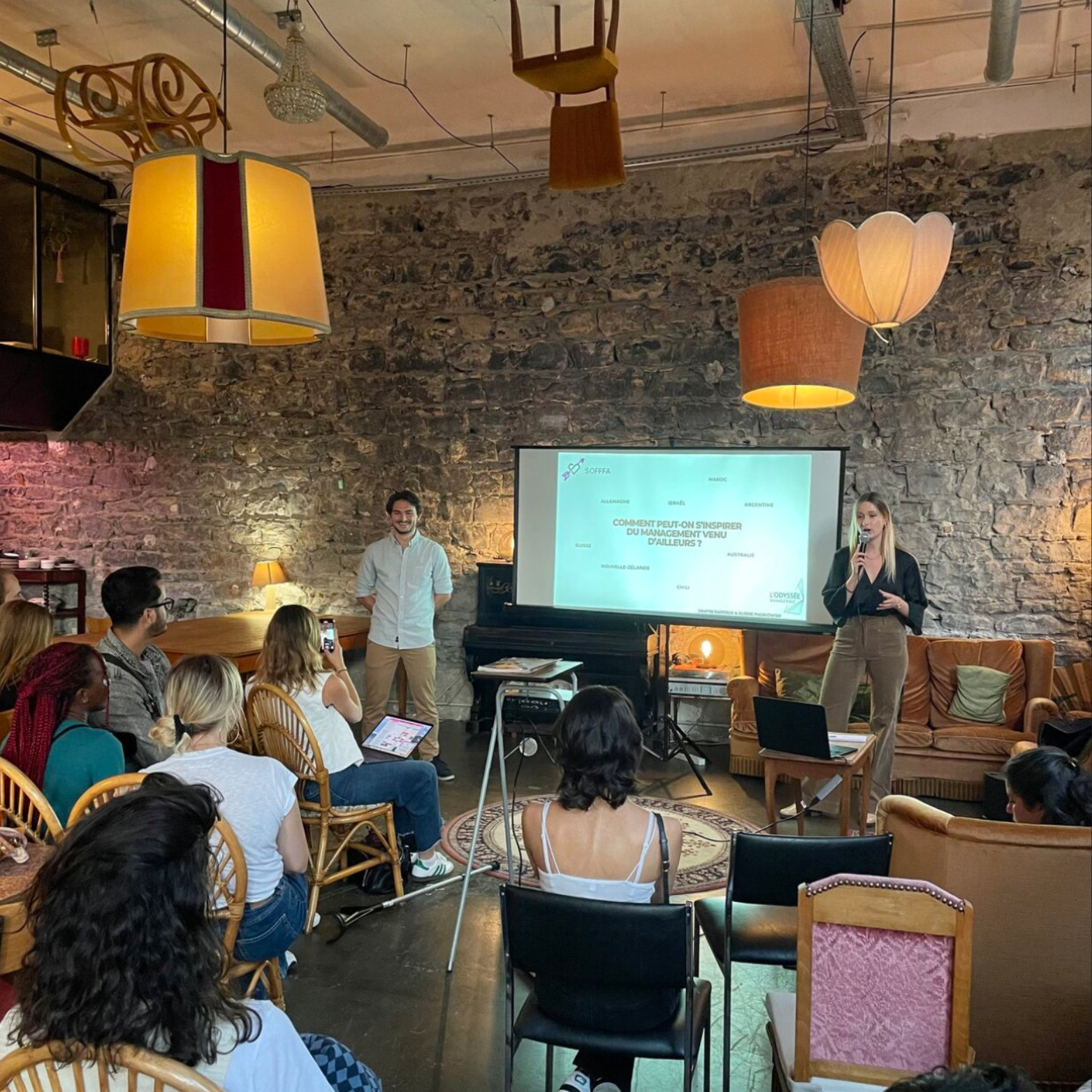 Photo en situation (atelier, discussion)